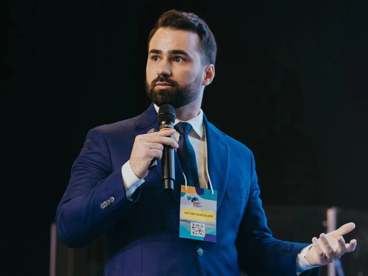Dr. Victor Gonçalves trabalhando para seus clientes